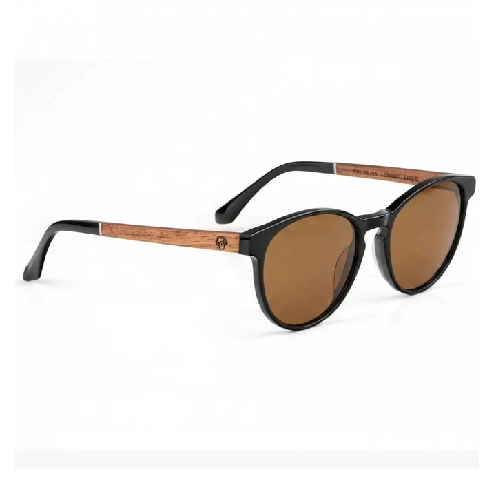 Lentes de sol Bonoboss Chiloé 220 Negro cristal Café vista tres cuartos armazón bio-acetato varilla madera UV400 #editorial_angulo45 #color_cafe