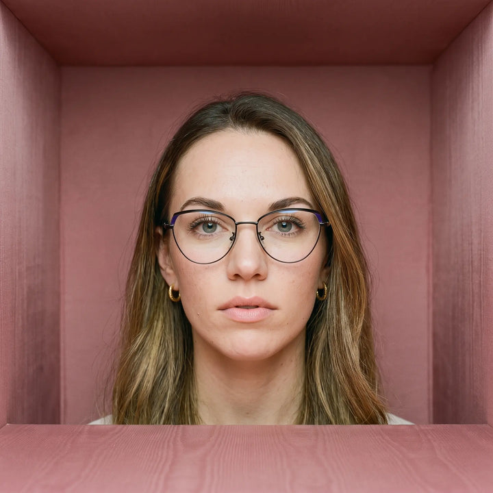 Anteojos Fiore 3983 en black blue, en modelo – retrato de campaña, face framed by rose moire upholstery
