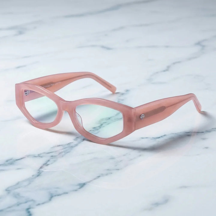 Lentes ópticos Artemisa Rosado sobre mármol blanco elegante armazón premium Bonoboss #editorial_armazon #color_rosado