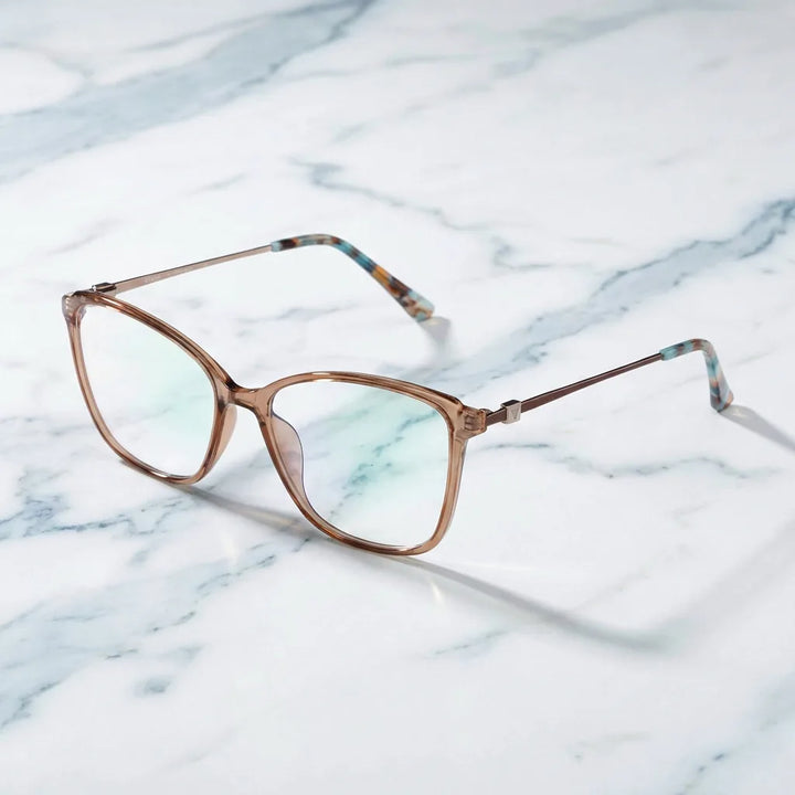 Lentes ópticos Carolina Champagne sobre mármol blanco elegante armazón premium Bonoboss #editorial_armazon #color_champagne