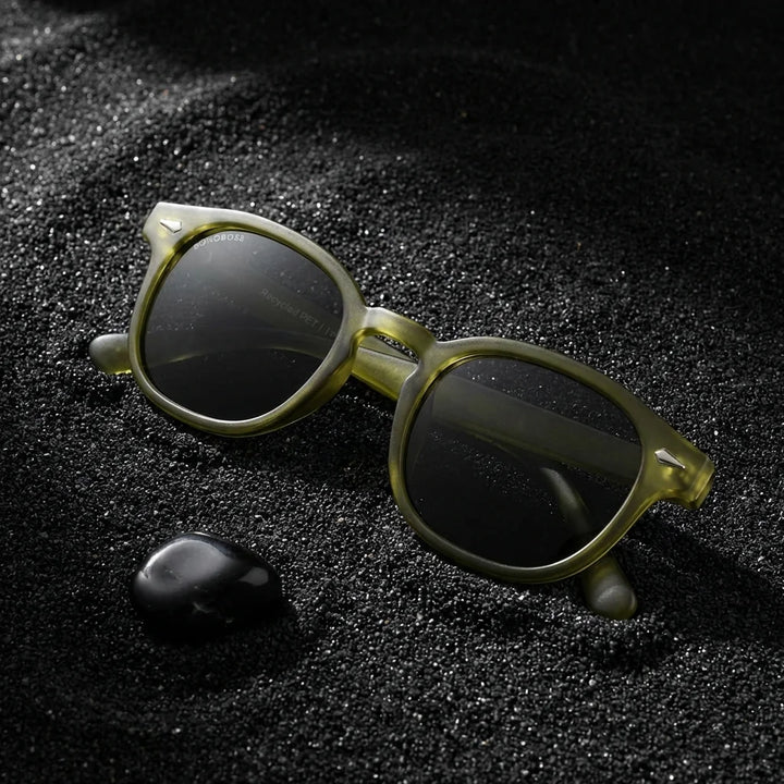 Lentes sol Waimea polarizados UV400 marco RPET reciclado del oceano olive sobre arena negra volcanica textura mineral Bonoboss #editorial_polarizado #color_olive