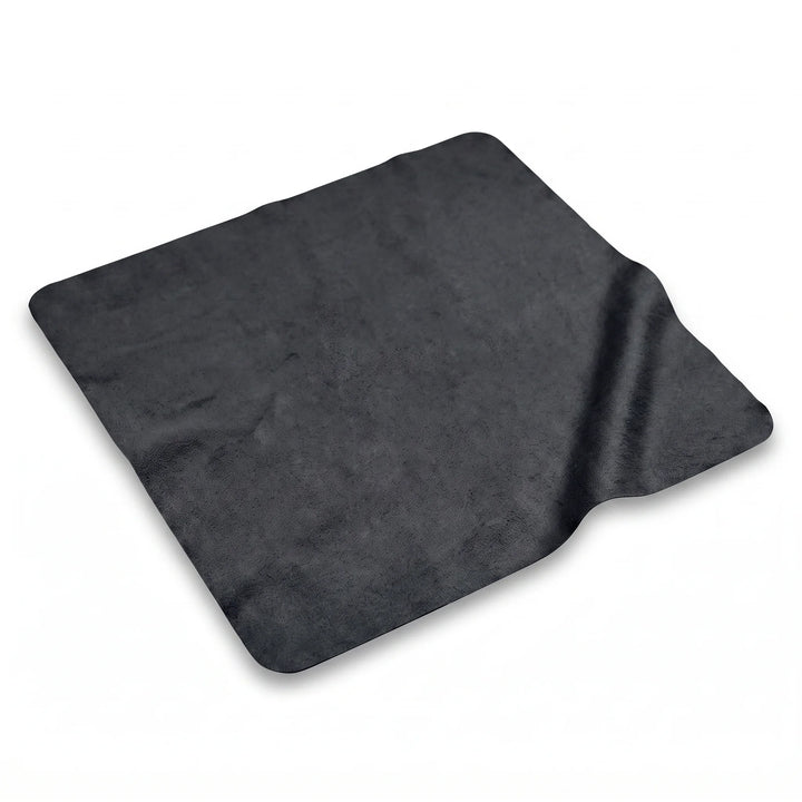 Paño de Microfibra Luxury Bonoboss 30x30 cm — color negro vista tres cuartos sobre fondo blanco, para lentes y joyas #color_negro