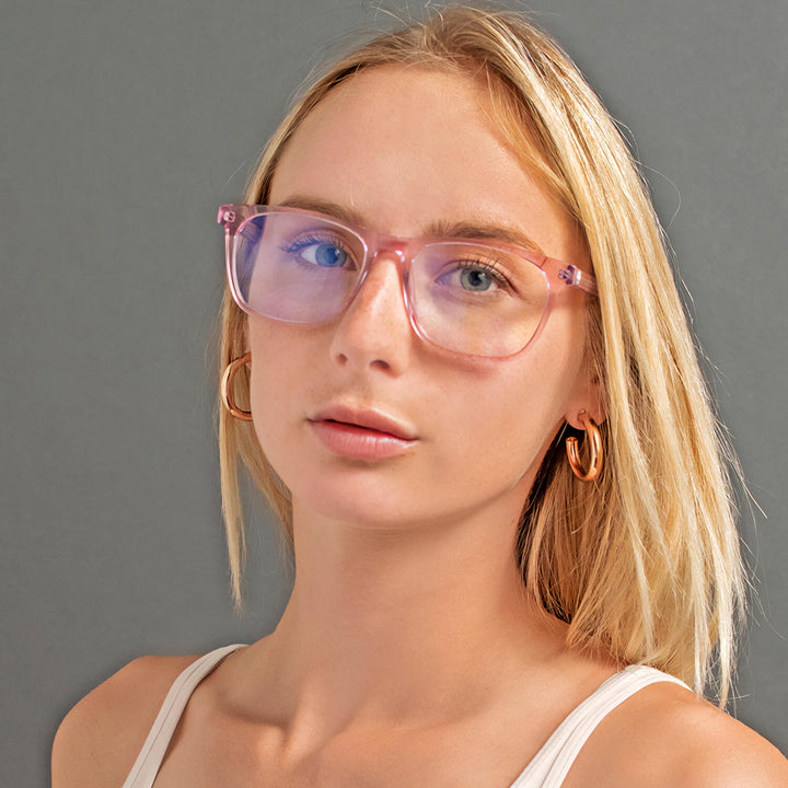 Mujer luciendo Maite lentes de lectura champagne dorado pregraduados #color_champagne