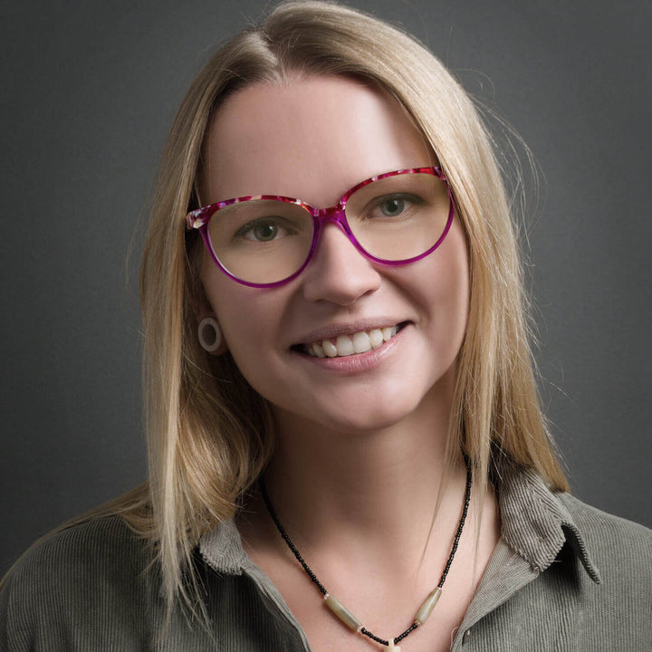 Mujer usando Hanga Roa lentes luz azul morado estilo lifestyle #color_morado