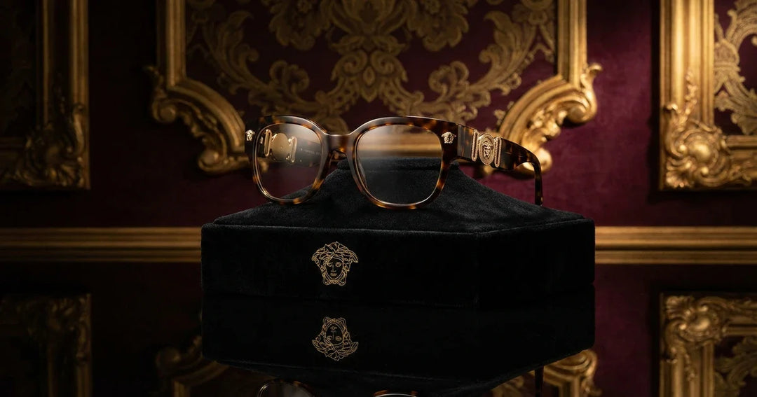 lentes ópticos Versace modelos 2026 exhibición de producto con estilo lujo italiano fotografía editorial profesional