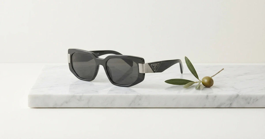 lentes de sol Prada modelos 2026 exhibición de producto con estilo minimalismo elegante italiano fotografía editorial profesional