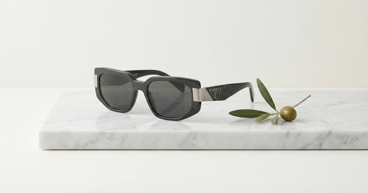 lentes de sol Prada modelos 2026 exhibición de producto con estilo minimalismo elegante italiano fotografía editorial profesional