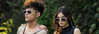Jóvenes usando lentes de sol polarizados con accesorios sustentables como correa de cuero vegetal y algodón de color turquesa