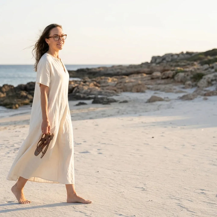 Bonoboss Dylan Naranja - modelo mujer playa atardecer caminata descalza #editorial_lifestyle1 #color_naranja