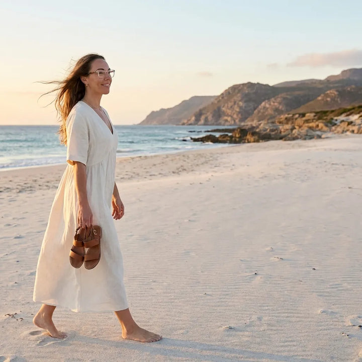 Bonoboss Dylan Transparente - modelo mujer playa atardecer caminata descalza #editorial_lifestyle1 #color_transparente
