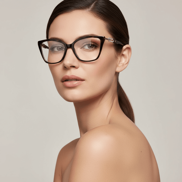 una modelo mujer de pelo tomado guapa usando anteojos marcos opticos bonoboss con receta moedlo agatado #color_carey