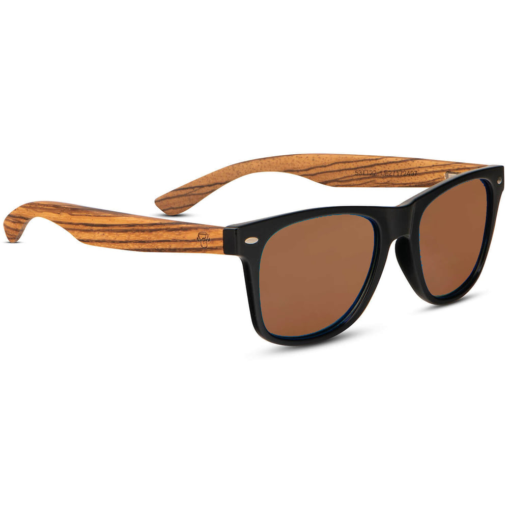 anteojos o gafas polarizadas de color negro con patas o varillas de madera natural reciclada sustentable. Vista angulada madera de zebrano y anteojo o marco de color negro polarizado para hombre y mujer con diseño natural  #color-marco_negro