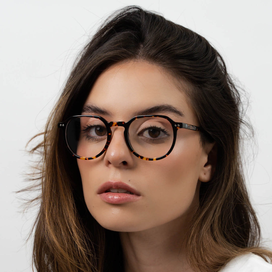 Vista frontal de Canarias clip de sol polarizado color carey tortoise para mujer #color_carey