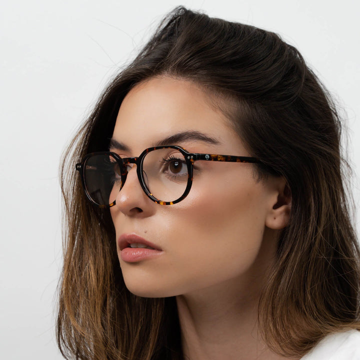 Vista frontal de Canarias lentes ópticos clip on color carey tortoise para mujer #color_carey