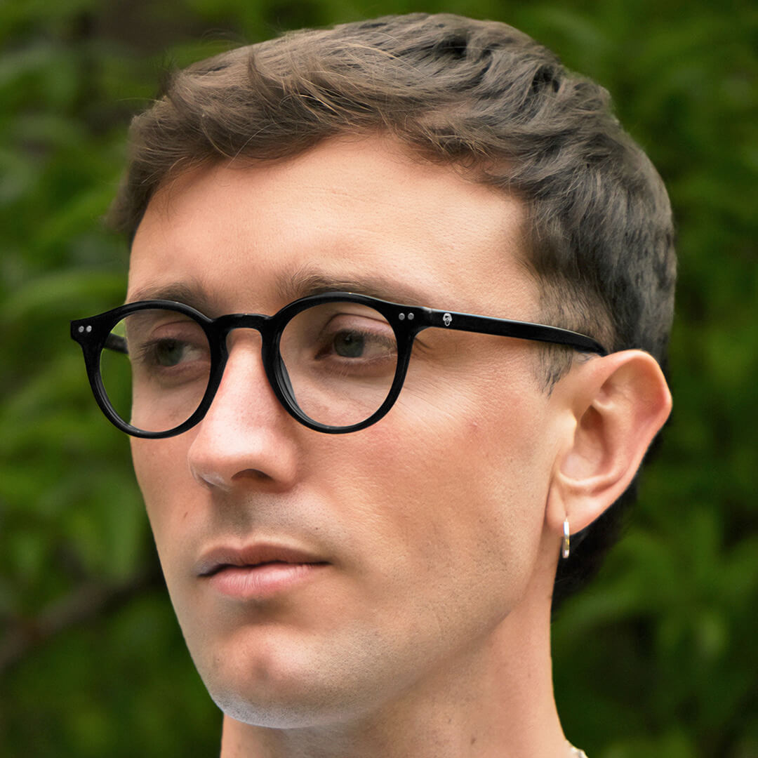 marcos opticos redondos con sobre lente clip sol iman polarizado para hombre y mujer de color negro vista angulada#color_negro