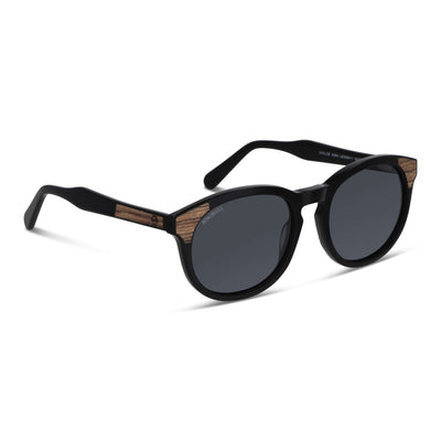 lentes de sol polarizados para hombre y mujerovalados de color negro con patas de madera natural sustentable. Marco de plastico reciclado con lentes polarizadas