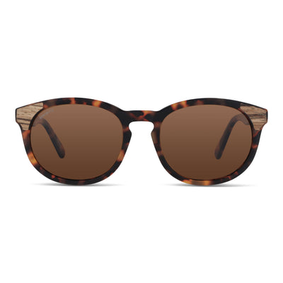 lentes de sol polarizados para hombre y mujerovalados de color carey con patas de madera natural sustentable. Marco de plastico reciclado con lentes polarizadas