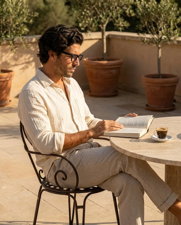 Bonoboss Acacia Clip Sol Negro - modelo terraza lectura libro espresso golden hour #editorial_lifestyle4 #color_negro