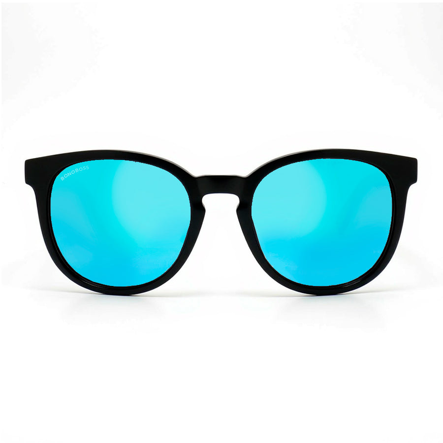 anteojos redondos de plástico reciclado y varillas de madera natural sustentable con lentes de color espejado azul. Polarizadas y forma redonda. 