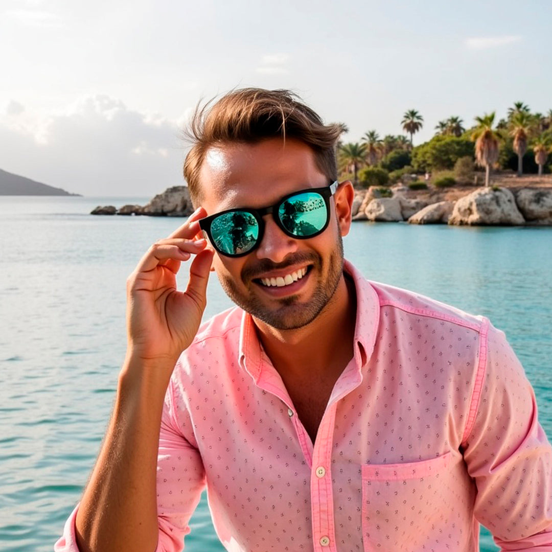 anteojos redondos de plástico reciclado y varillas de madera natural sustentable con lentes de color espejado azul. Polarizadas y forma redonda.  #color_espejado-azul