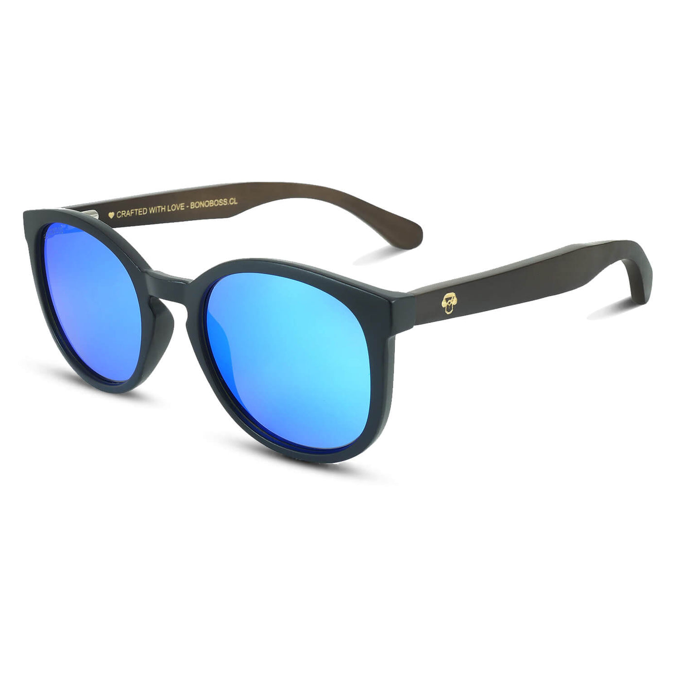 anteojos redondos de plástico reciclado y varillas de madera natural sustentable con lentes de color espejado azul. Polarizadas y forma redonda. 