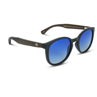 anteojos redondos de plástico reciclado y varillas de madera natural sustentable con lentes de color degradé azul. Polarizadas y forma redonda. 