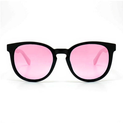 anteojos redondos de plástico reciclado y varillas de madera natural sustentable con lentes de color rosado polarizadas y forma redonda. 