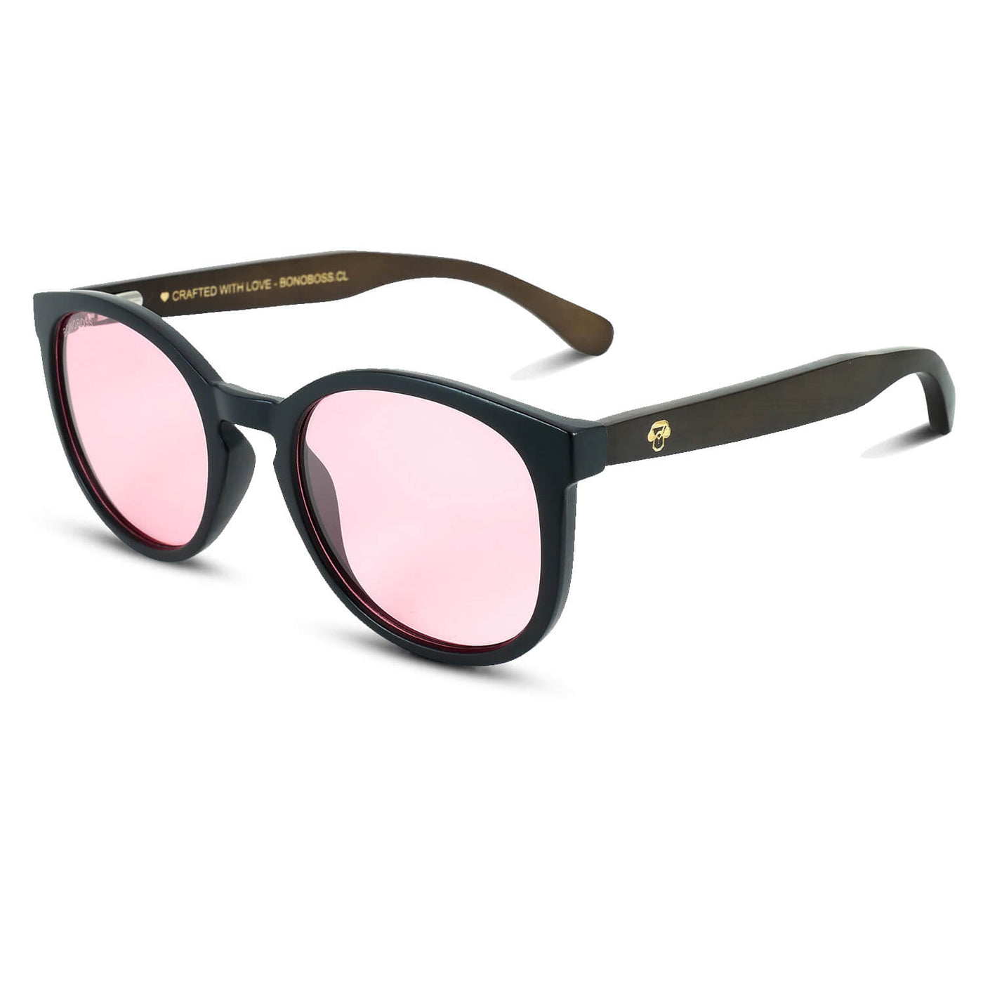 anteojos redondos de plástico reciclado y varillas de madera natural sustentable con lentes de color rosado polarizadas y forma redonda. 