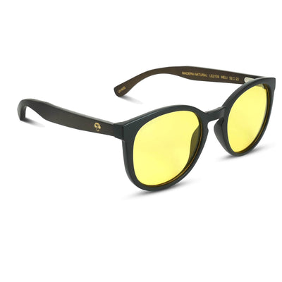 anteojos redondos de plástico reciclado y varillas de madera natural sustentable con lentes de color amarillo polarizadas y forma redonda. 