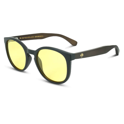 anteojos redondos de plástico reciclado y varillas de madera natural sustentable con lentes de color amarillo polarizadas y forma redonda. 
