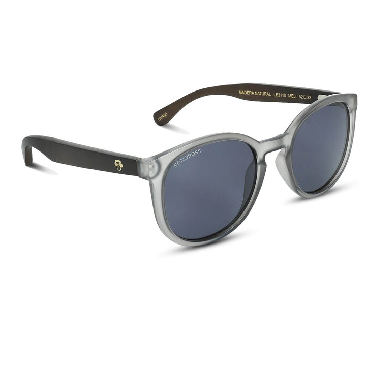 anteojos redondos de plástico reciclado y varillas de madera natural sustentable con lentes de color negro. Polarizadas y forma redonda. La gafa es color transparente #color_negro