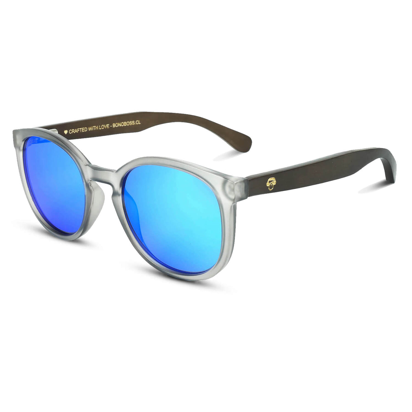 anteojos redondos de plástico reciclado y varillas de madera natural sustentable con lentes de color azul espejado. Polarizadas y forma redonda. La gafa es color transparente