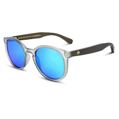 anteojos redondos de plástico reciclado y varillas de madera natural sustentable con lentes de color azul espejado. Polarizadas y forma redonda. La gafa es color transparente