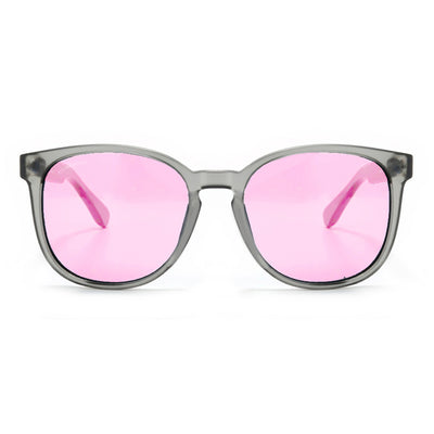 anteojos redondos de plástico reciclado y varillas de madera natural sustentable con lentes de color rosado. Polarizadas y forma redonda. La gafa es color transparente