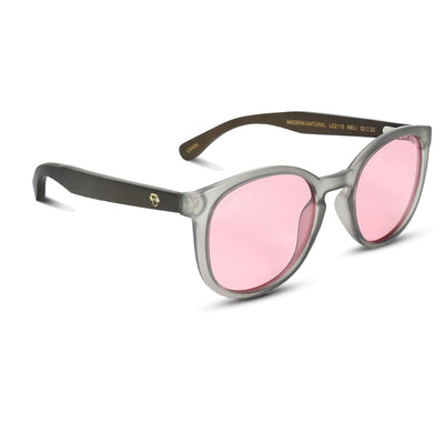 anteojos redondos de plástico reciclado y varillas de madera natural sustentable con lentes de color rosado. Polarizadas y forma redonda. La gafa es color transparente