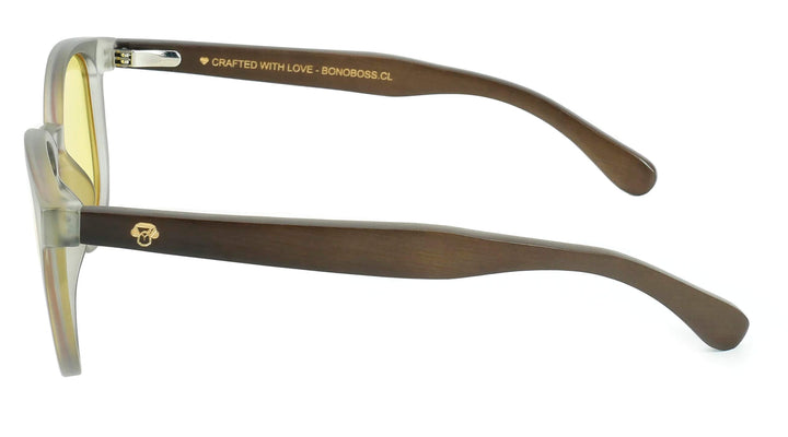 anteojos redondos de plástico reciclado y varillas de madera natural sustentable con lentes de color amarillo. Polarizadas y forma redonda. La gafa es color transparente  #color_amarillo