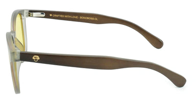 anteojos redondos de plástico reciclado y varillas de madera natural sustentable con lentes de color amarillo. Polarizadas y forma redonda. La gafa es color transparente