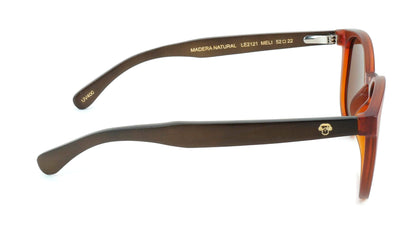 anteojos redondos de plastico reciclado y varillas de madera natural sustentable con lentes de color cafe polarizadas y forma redonda. la gafa es de color café vista lateral
