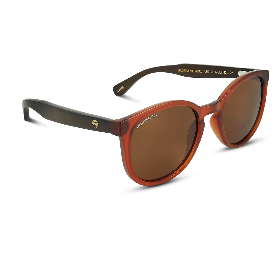 anteojos redondos de plastico reciclado y varillas de madera natural sustentable con lentes de color cafe polarizadas y forma redonda. la gafa es de color café #color_brown