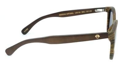 anteojos redondos de plástico reciclado y varillas de madera natural sustentable con lentes de color negro polarizadas y forma redonda. 