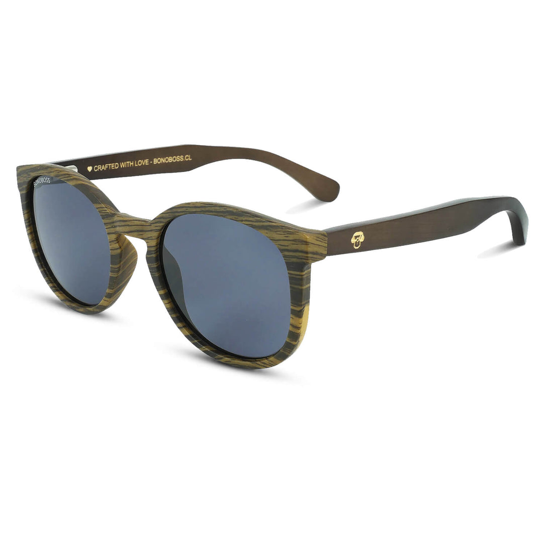 anteojos redondos de plástico reciclado y varillas de madera natural sustentable con lentes de color negro polarizadas y forma redonda.  #color_negro