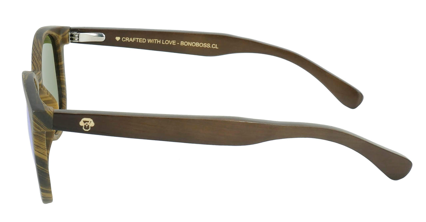 anteojos redondos de plástico reciclado y varillas de madera natural sustentable con lentes de color espejado azul polarizadas y forma redonda. 