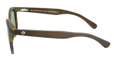 anteojos redondos de plástico reciclado y varillas de madera natural sustentable con lentes de color espejado azul polarizadas y forma redonda. 