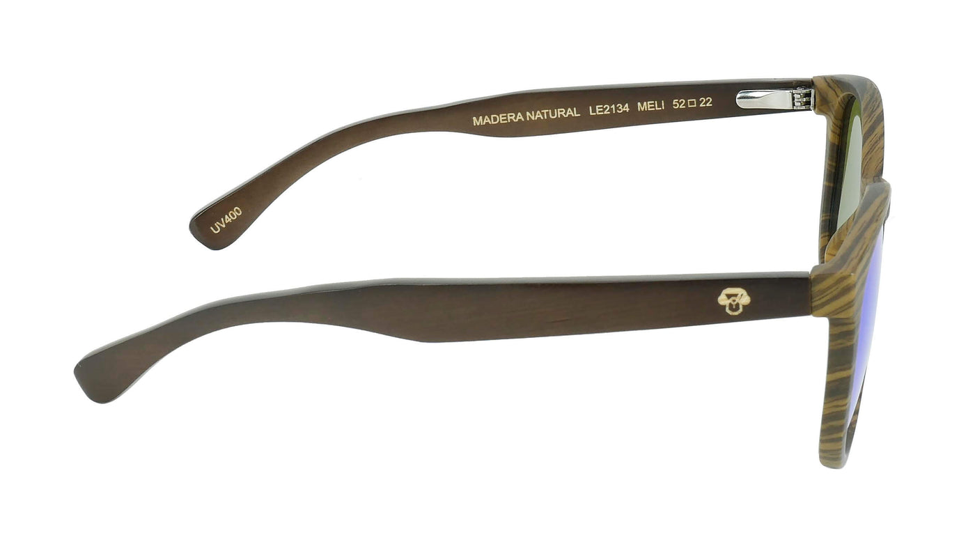anteojos redondos de plástico reciclado y varillas de madera natural sustentable con lentes de color espejado azul polarizadas y forma redonda. 