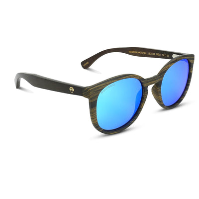 anteojos redondos de plástico reciclado y varillas de madera natural sustentable con lentes de color espejado azul polarizadas y forma redonda. 