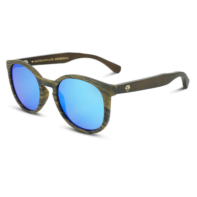 anteojos redondos de plástico reciclado y varillas de madera natural sustentable con lentes de color espejado azul polarizadas y forma redonda. 