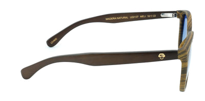 anteojos redondos de plástico reciclado y varillas de madera natural sustentable con lentes de color degradado azul polarizadas y forma redonda. 