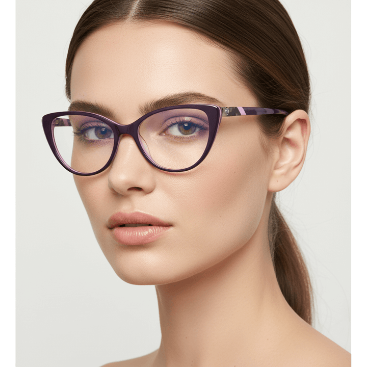 una vista angulada de una modelo mujer usando unos marcos ópticos bonoboss, un anteojo agatado de color morado para mujer de cara redonda grande fabricado con acetato biodegradable #color_morado