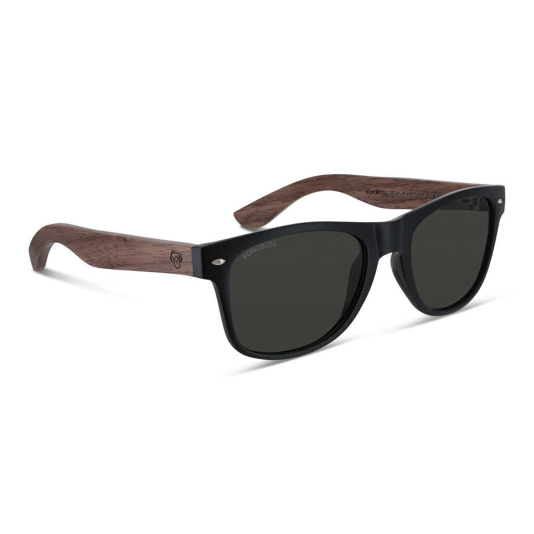 acacia anteojos wayfarer rayban de plastico reciclado bonoboss regalo corporativo con madera natural de color y color de marco negro vista angulada y lentes de color g15 polarizadas #color_g15