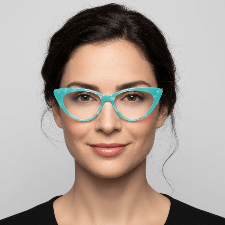 vista frontal de una mujer de cara redonda usando marcos opticos armazones de color calipso y forma agatada retro y de moda de la marca Bonoboss. Forma queda bien en mujer de cara redonda grande. #color_calipso